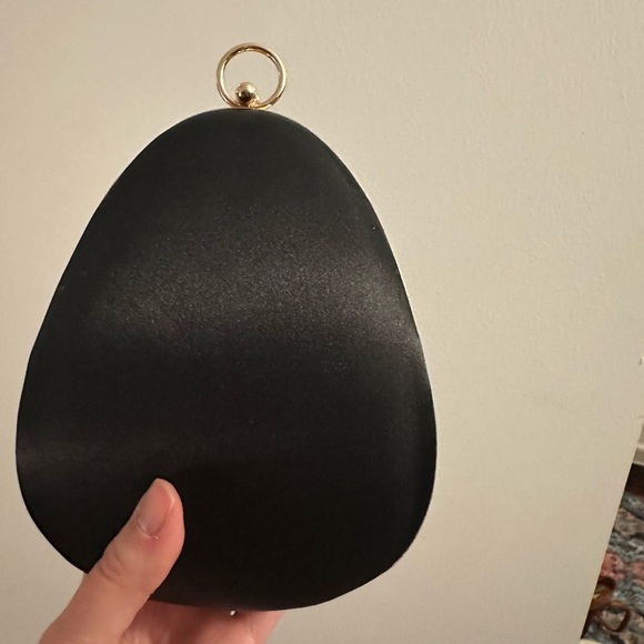 structured clutch black satin pearl gold chain and ring handle - Picture 9 of 17